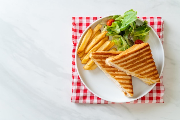 Schinken-Käse-Sandwich mit Ei