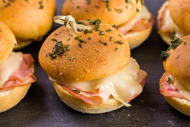 Schinken-Käse-Slider auf hausgemachten Brötchen.