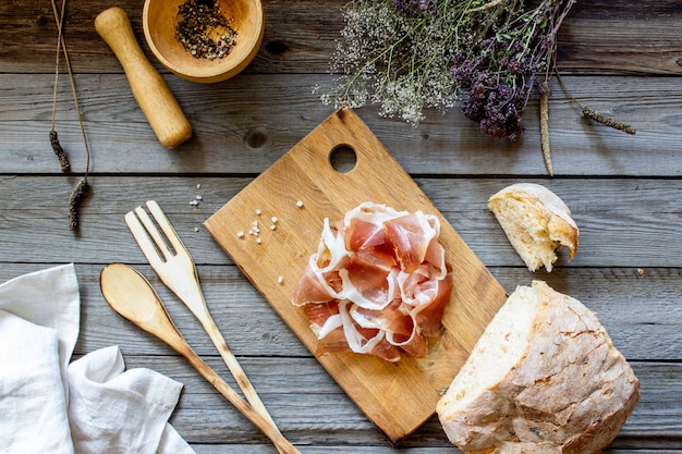 Schinken und Brot auf Holz