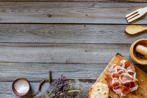 Schinken und Brot auf Holz