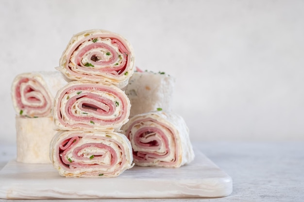 Schinken und Frischkäse aufgerollt in einer Tortilla