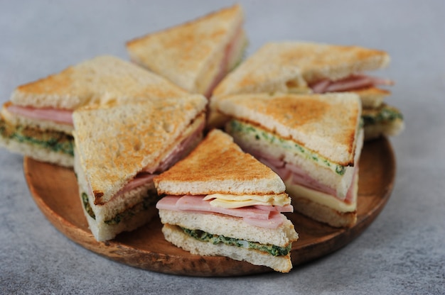 Schinken- und Käsesandwich auf einer hölzernen Platte