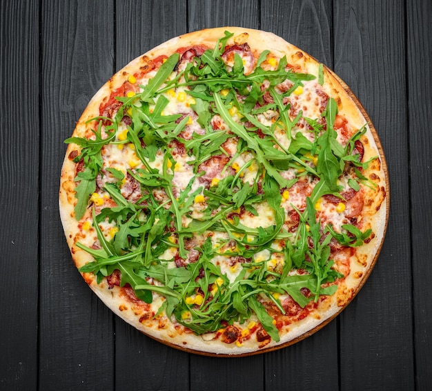 Schinken- und Rucola-Pizza mit Marinara-Soße