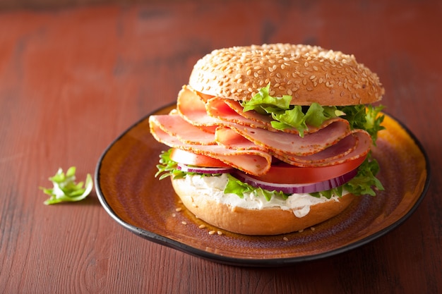 Schinkenbagel mit Frischkäse, Tomate und Zwiebel