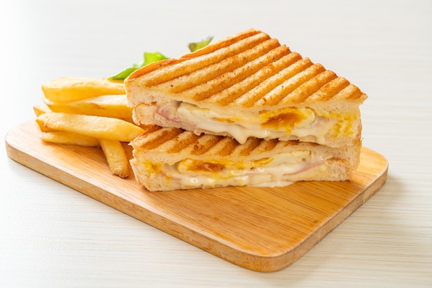 Schinkenkäsesandwich mit Ei und Pommes