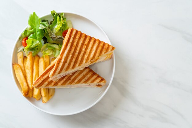 Schinkenkäsesandwich mit Ei und Pommes