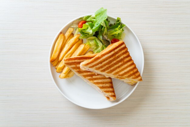 Schinkenkäsesandwich mit Ei und Pommes