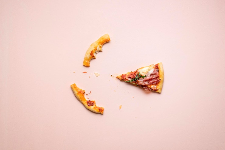 Foto schinkenpizza letztes stück und krustenreste italienische prosciutto-pizzascheibe