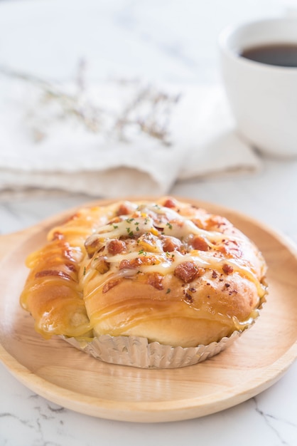 Schinkensalat und getrocknetes Schweinefleischbrötchen