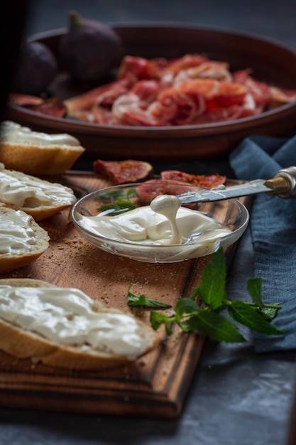 Schinkensandwiches und Tapaszutaten zubereiten, NAHAUFNAHME