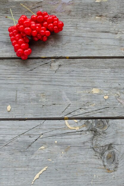 Foto schisandra-beeren auf hölzernem hintergrund, saisonale gartenfruchternte.