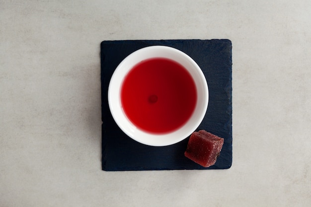 Schizandra Tee und Obstmarmelade auf Stein