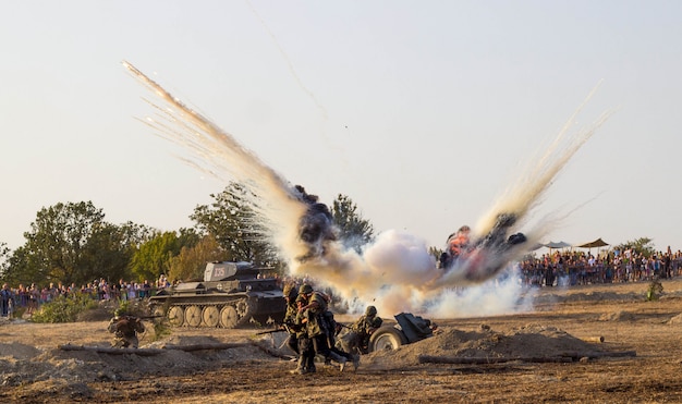 Schlachtfeld. Rekonstruktion der Schlacht im Zweiten Weltkrieg. Schlacht um Sewastopol. Rekonstruktion des Kampfes mit Explosionen