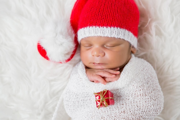 Schläfer neugeborenes Baby in einer Weihnachts-Sankt-Mütze