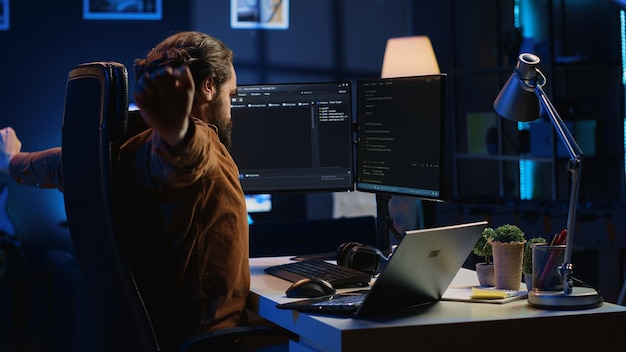 Schläfriger IT-Administrator, der durch überfällige Fristen und Pausen in Projekten erschöpft wurde