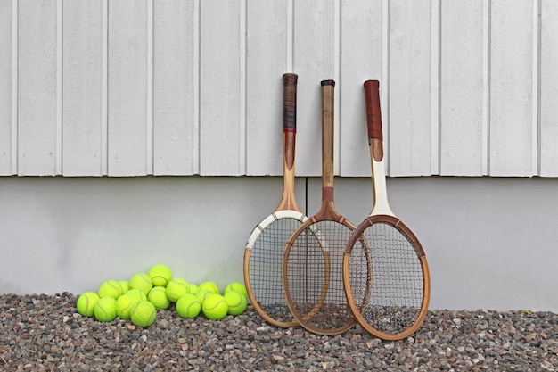 Foto schläger mit tennisbällen an der wand