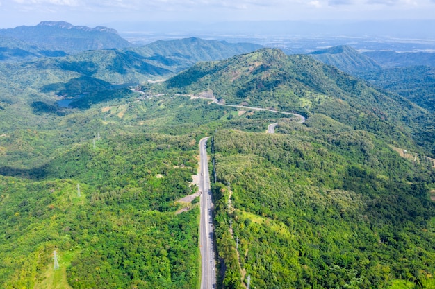 Schlängeln Sie sich Straße Nr. 12, die die Stadt auf der grünen Bergspitze in Thailand anschließt