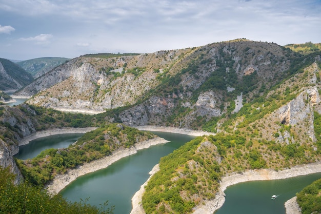 Schlängelt sich an der Rocky River Uvac-Schlucht an einem sonnigen Tag im Südwesten Serbiens