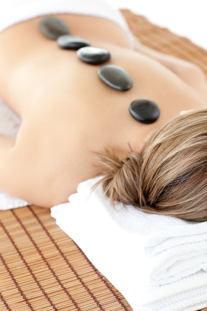 Schlafende Frau, die auf einer Massagetabelle liegt