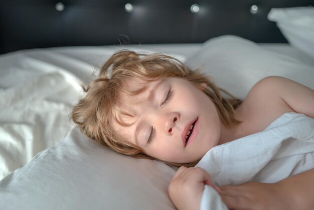 Schlafende Kinder im Bett. Sechs Jahre altes Kind schläft im Bett.