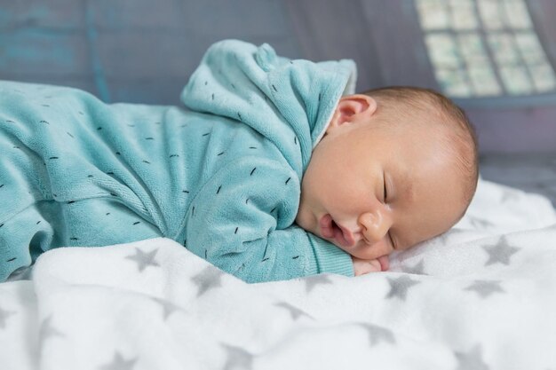 schlafendes neugeborenes Baby auf einer Decke