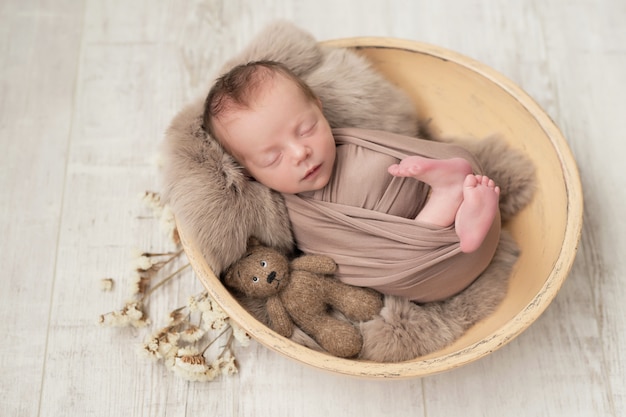 Schlafendes Neugeborenes. Gesundes und medizinisches Konzept. Gesundes Kind, Konzept des Krankenhauses und glückliche Mutterschaft. Säuglingsbaby. Glückliche Schwangerschaft und Geburt. Kinderthema. Baby- und Kinderwaren