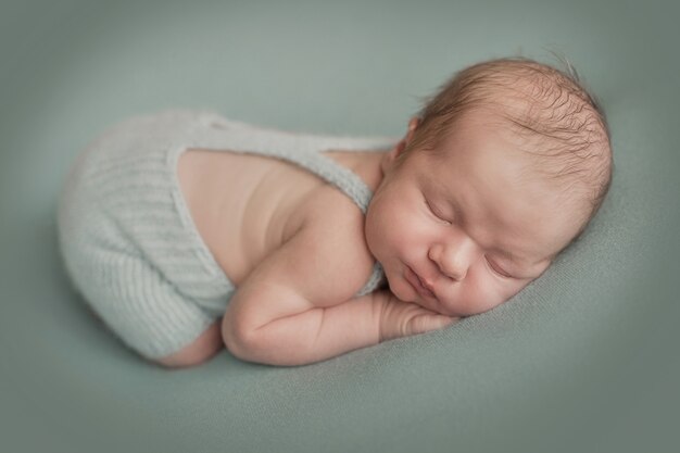 Schlafendes Neugeborenes. Gesundes und medizinisches Konzept. Gesundes Kind, Konzept des Krankenhauses und glückliche Mutterschaft. Säuglingsbaby. Glückliche Schwangerschaft und Geburt. Kinderthema. Baby- und Kinderwaren