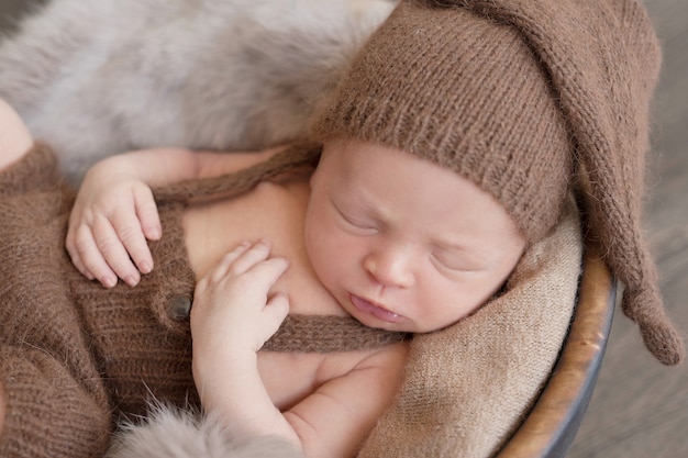 Schlafendes Neugeborenes. Gesundes und medizinisches Konzept. Gesundes Kind, Konzept des Krankenhauses und glückliche Mutterschaft. Säuglingsbaby. Glückliche Schwangerschaft und Geburt. Kinderthema. Baby- und Kinderwaren