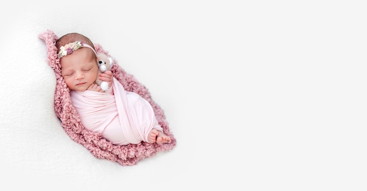 Foto schlafendes neugeborenes mädchen in rosa decke gehüllt