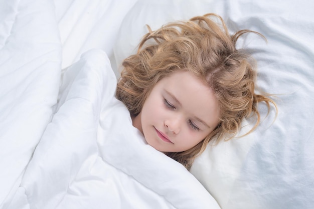 Schlafkonzept Kind schläft ein Nickerchen Kind schlachtet in einer bequemen Matratze im Schlafzimmer gesund