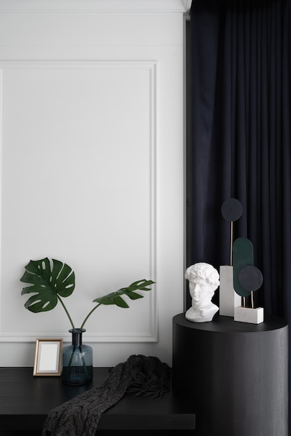 Schlafzimmer Arbeitsecke mit künstlicher Pflanze in Glasvase dekoriert und minimale Skulptur im modernen klassischen Stil dekoriert