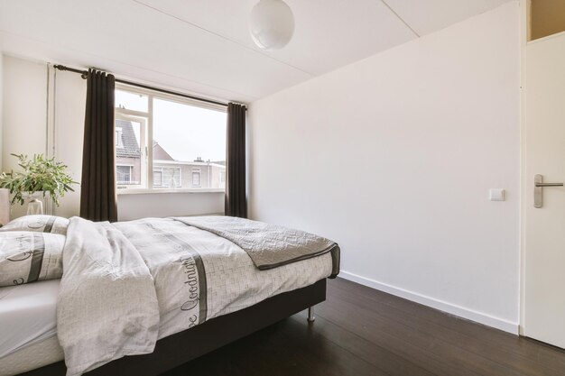 Schlafzimmer im minimalistischen Stil mit Fenster und Heizkörper