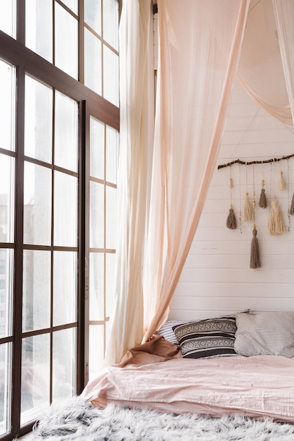 Schlafzimmer im skandinavischen Stil mit Panoramafenster