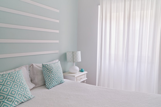 Schlafzimmer in Minzpastell im Shabby-Stil, minimales Dekor zu Hause