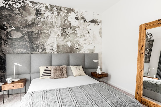 Schlafzimmer mit abstrakter Grunge-Wand
