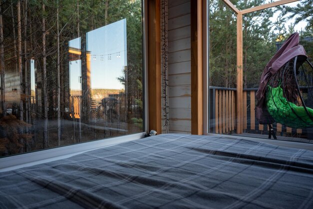 Schlafzimmer mit Blick auf Wald und Himmel