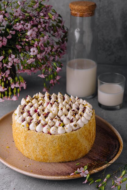 Schlagsahnekuchen mit Flasche Milch