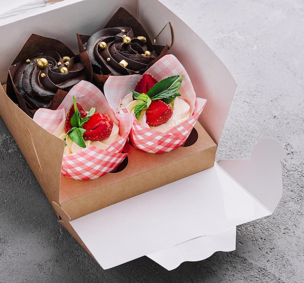 Schlagschokoladen- und Vanillecreme-Dessert in einer Schachtel