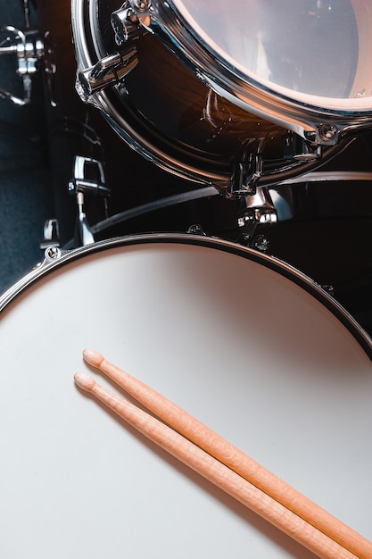 Schlagzeug. Drumsticks auf der Snare Drum.