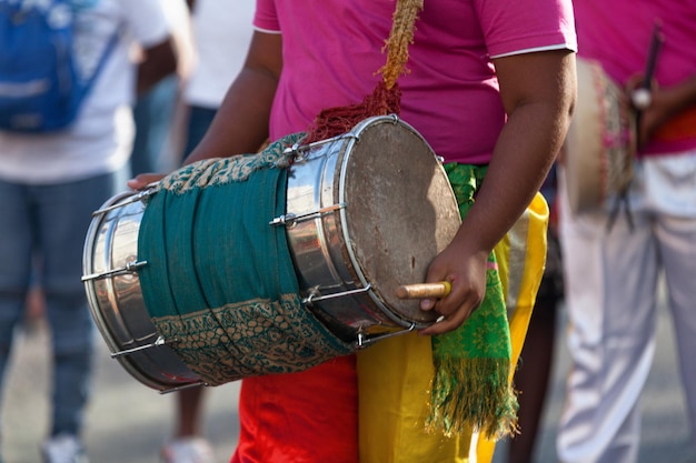 Schlagzeuger, der während des Karnevals von Grand Boucan mit einem Dholak spielt
