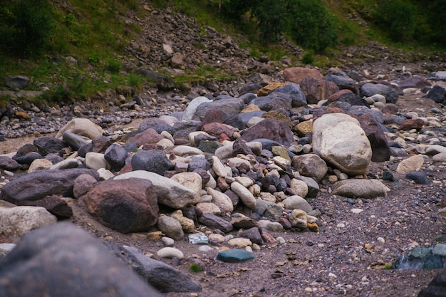 Schlammiges Flusswasser Frühlingshochwasser Bergfluss oder Bach Natur des Kaukasus Die Elbrus-Region