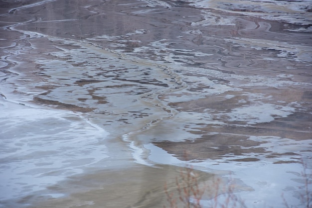 Schlammiges Wasser in einem Dekantationsbecken Giftige Rückstände aus einer Kupfermine, die in einem Absetzbecken verfallen Geologische industrielle Bergbaulandschaft Geamana Rosia Montana Rumänien