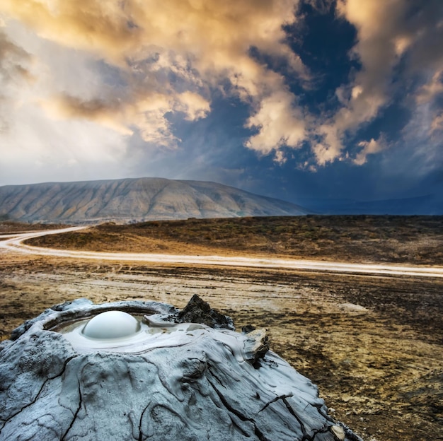 Schlammvulkane von gobustan bei sonnenuntergang