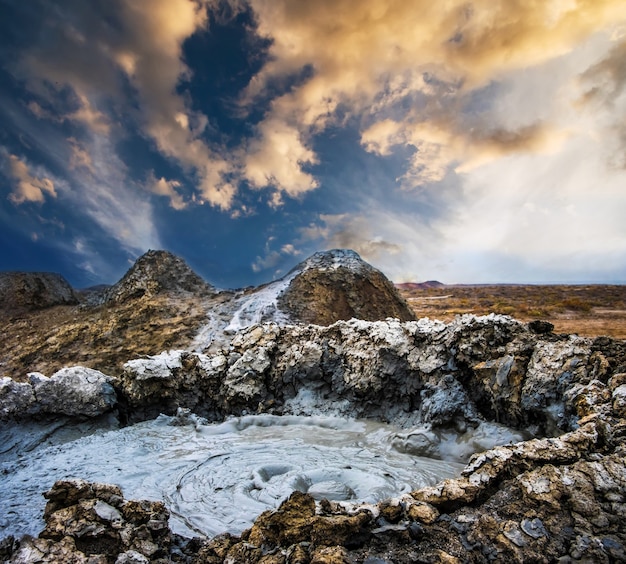 Schlammvulkane von Gobustan in der Nähe von Baku bei Sonnenuntergang, Aserbaidschan