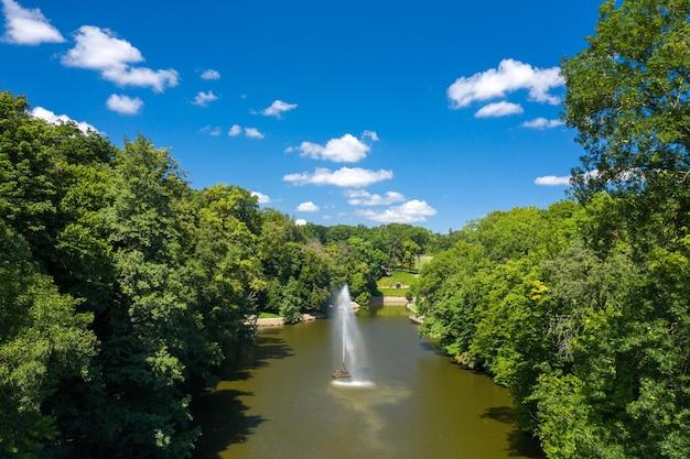 Schlangenbrunnen im sofiyivsky park in uman ukraine an einem sonnigen tag luftbild