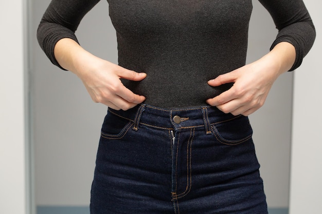 Foto schlanke, fitte frau in jeans mit gesunder taille