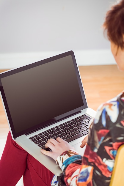 Schlanke Frau mit einem Laptop