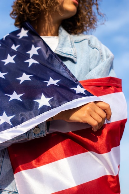 Schlanke schöne Frau mit USA-Flagge