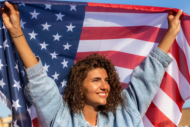 Schlanke schöne Frau mit USA-Flagge