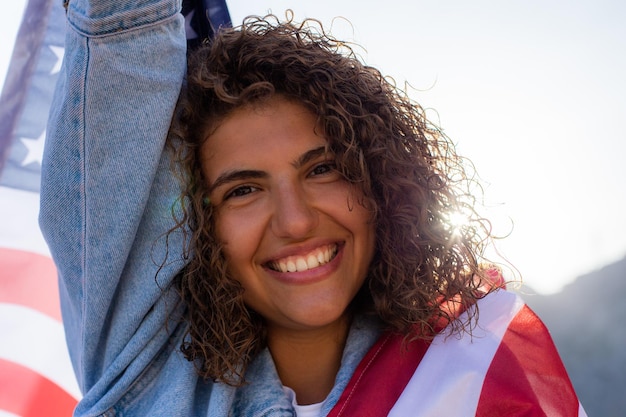 Schlanke schöne Frau mit USA-Flagge